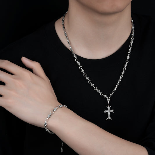 ✝️✨Un set de colier și brățară cu cruce incrustată cu diamante – purtarea lor servește ca o amintire constantă a harului și protecției lui Dumnezeu.