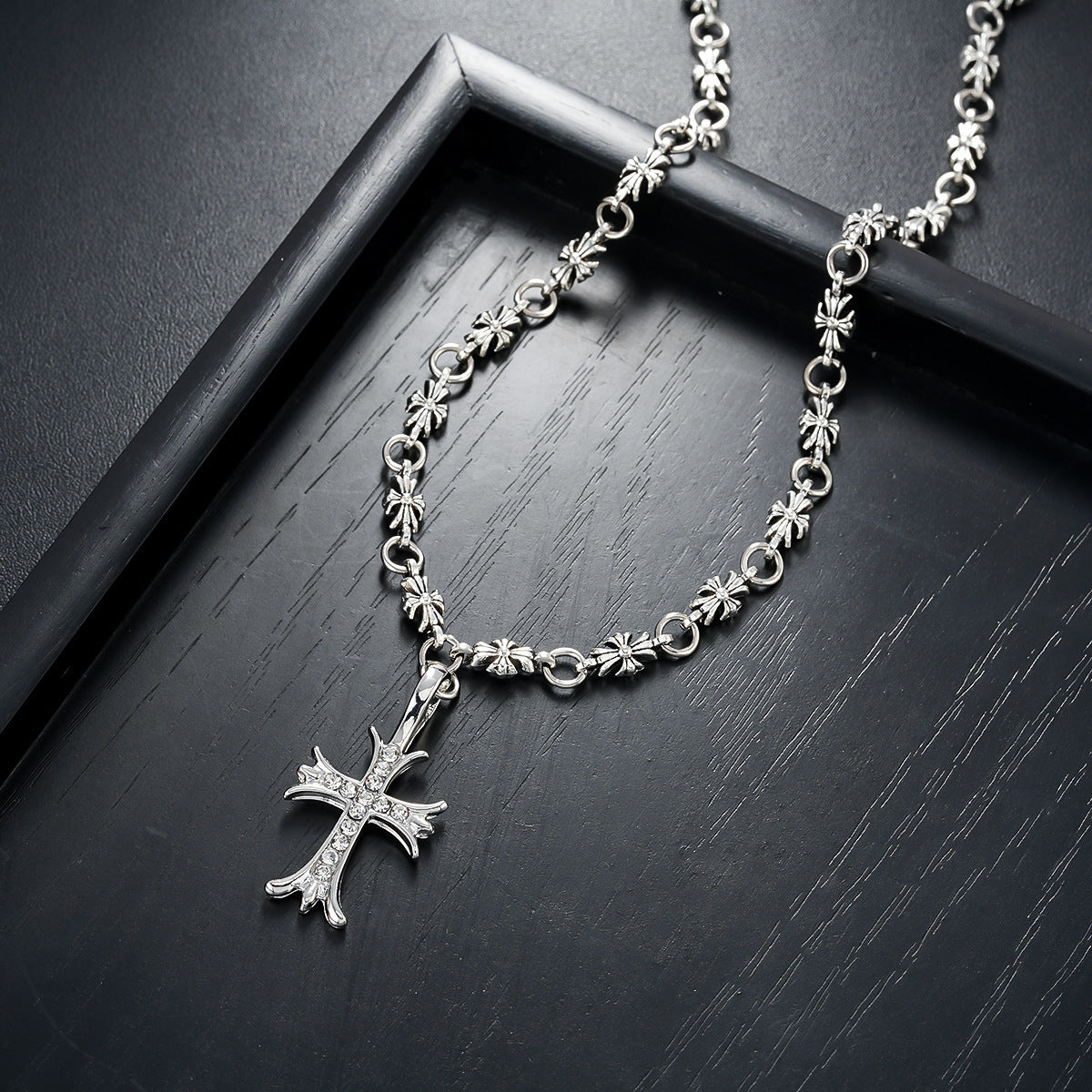 ✝️✨Un set de colier și brățară cu cruce incrustată cu diamante – purtarea lor servește ca o amintire constantă a harului și protecției lui Dumnezeu.