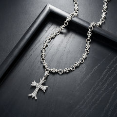 ✝️✨Un set de colier și brățară cu cruce incrustată cu diamante – purtarea lor servește ca o amintire constantă a harului și protecției lui Dumnezeu.