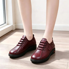 👟【36-43】Pantofi fără platformă pentru femei, confecționați din piele naturală - ușori și cu talpă moale pentru confort - mocasini lați, de zi cu zi, potriviți pentru seniori.