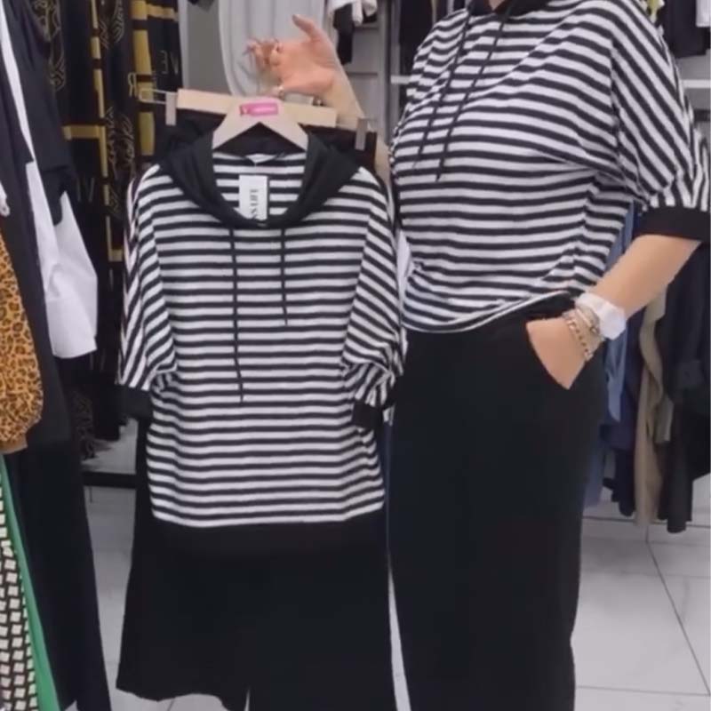 Costum de damă cu top cu dungi și pantaloni de culoare uni