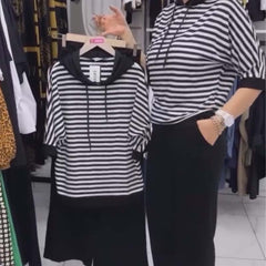 Costum de damă cu top cu dungi și pantaloni de culoare uni