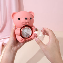 ✨Un ursuleț de pluș încântător, însoțit de o trandafir cu durată lungă de viață, prezentat într-o cutie cadou rafinată, constituie un cadou romantic pentru Ziua Mamei, nunți, aniversări și multe altele.
