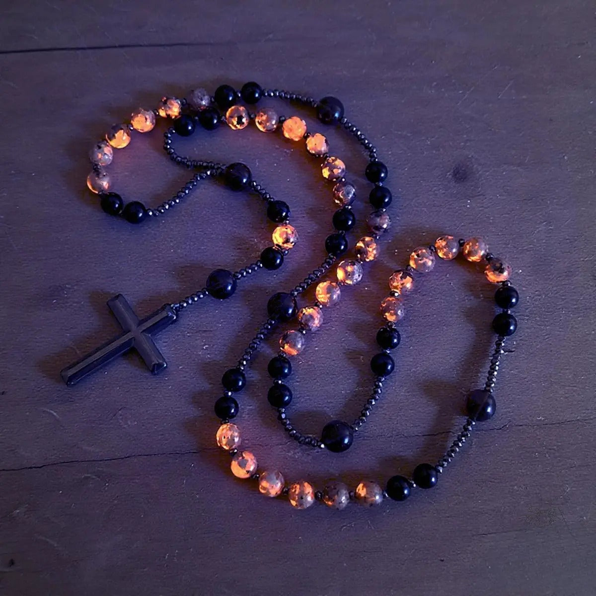 Acest colier rozariu este realizat din obsidian natural și euphorbie, un cristal vindecător cu energie protectoare ce reacționează la lumina ultravioletă.