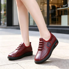 👟【36-43】Pantofi fără platformă pentru femei, confecționați din piele naturală - ușori și cu talpă moale pentru confort - mocasini lați, de zi cu zi, potriviți pentru seniori.