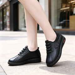 👟【36-43】Pantofi fără platformă pentru femei, confecționați din piele naturală - ușori și cu talpă moale pentru confort - mocasini lați, de zi cu zi, potriviți pentru seniori.