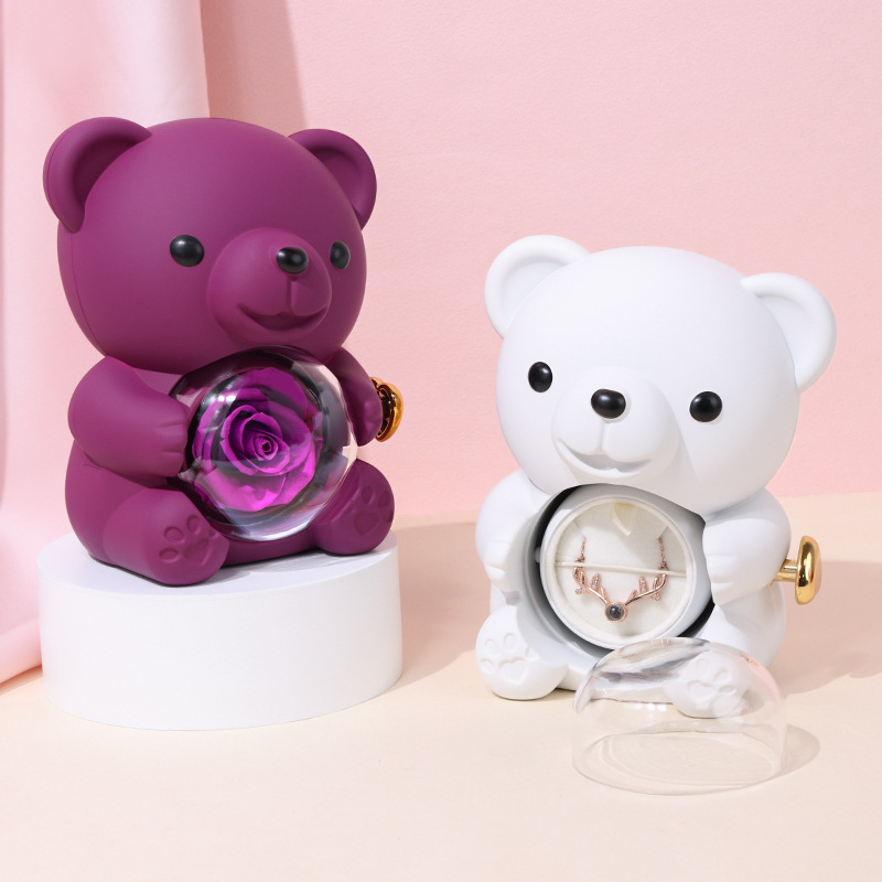 ✨Un ursuleț de pluș încântător, însoțit de o trandafir cu durată lungă de viață, prezentat într-o cutie cadou rafinată, constituie un cadou romantic pentru Ziua Mamei, nunți, aniversări și multe altele.